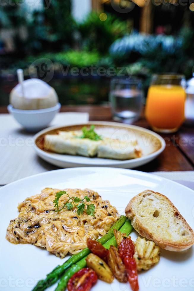 comida de desayuno de huevo en la mañana. plato escalfado, tostado. delicioso plato de comida sabroso primer plano en la mesa. fotografía de platos caseros de cocina. foto