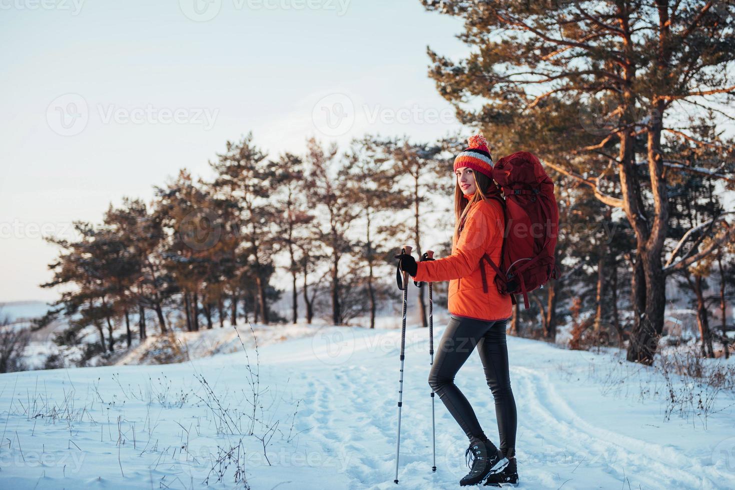 mujer viajera con mochila senderismo viajes estilo de vida aventura concepto vacaciones activas al aire libre. hermoso paisaje bosque foto