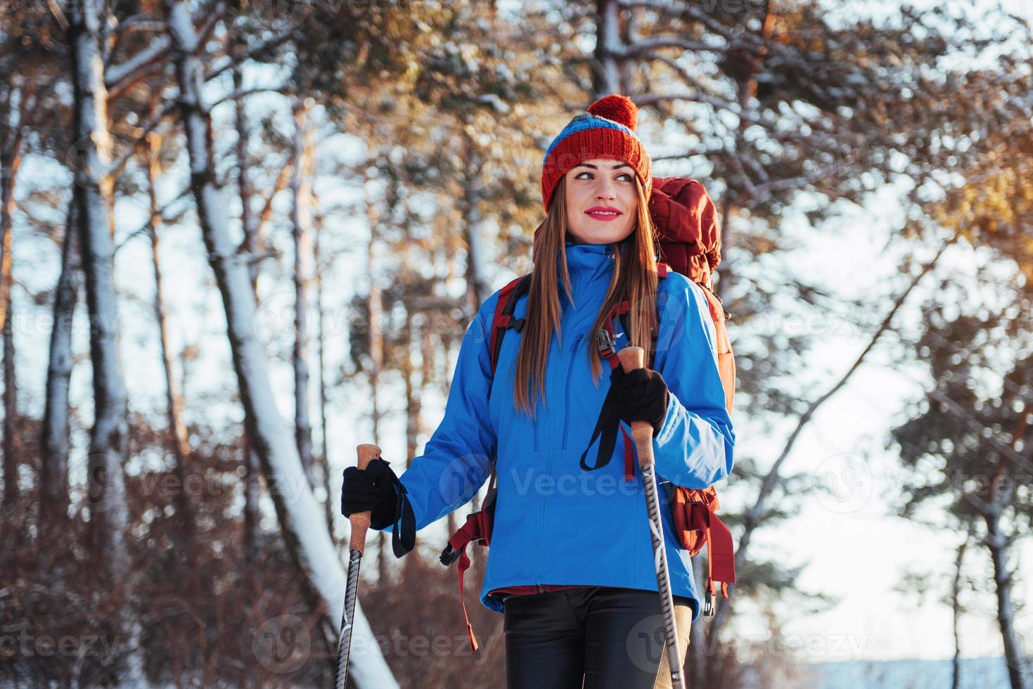 mujer viajera con mochila senderismo viajes estilo de vida aventura concepto vacaciones activas al aire libre. hermoso paisaje bosque foto