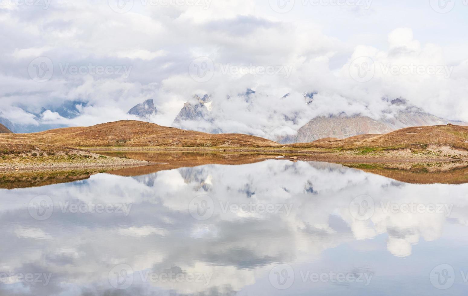 lago de montaña koruldi. svaneti superior, georgia europa. montañas del cáucaso foto