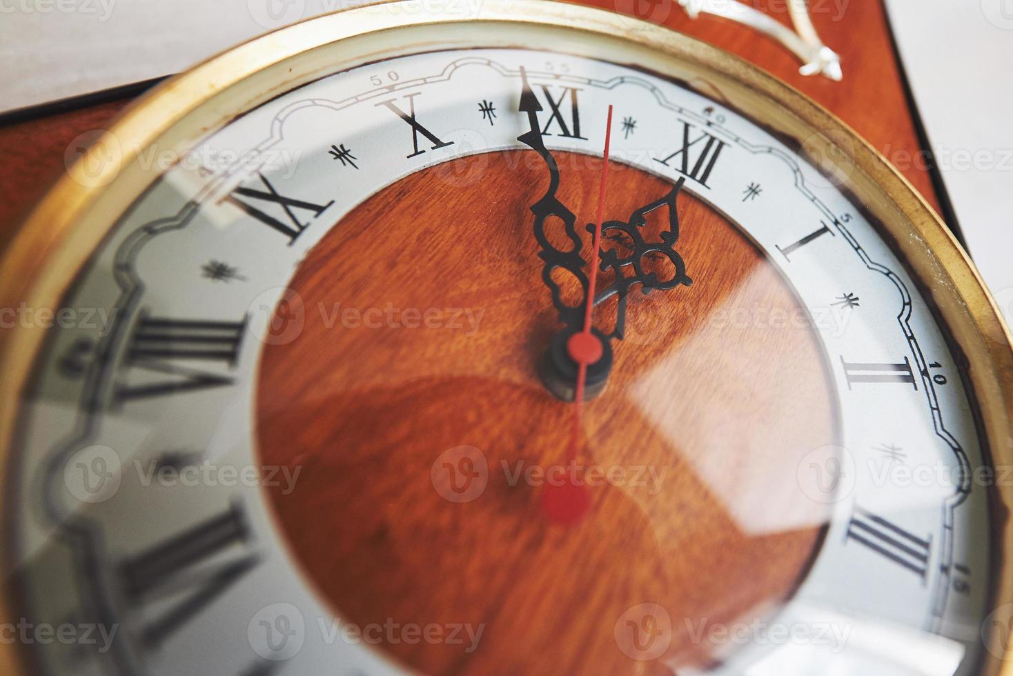 feliz año nuevo a la medianoche de 2018, viejo reloj de madera foto