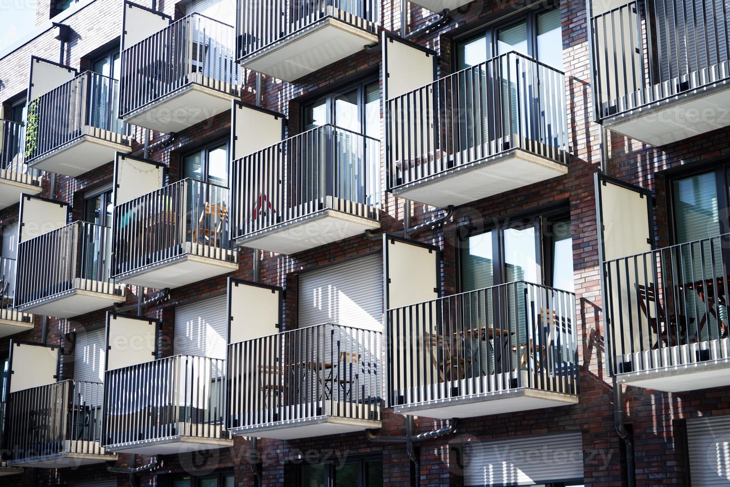 muchos pequeños balcones con mesas y sillas en una residencia de estudiantes en colonia foto