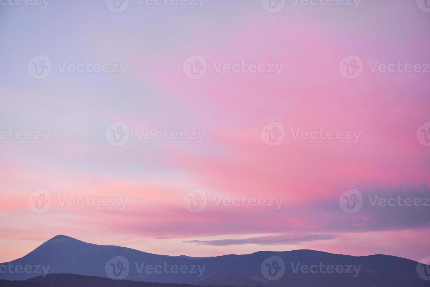 vista panorámica de las montañas del amanecer en los cárpatos, ucrania. el paisaje de montaña que incluye espacio de copia para texto foto