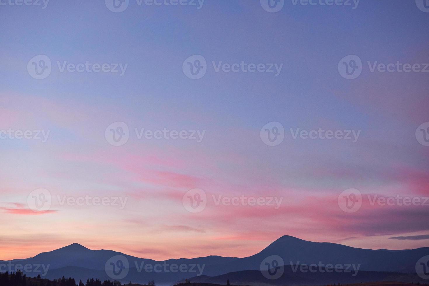 vista panorámica de las montañas del amanecer en los cárpatos, ucrania. el paisaje de montaña que incluye espacio de copia para texto foto