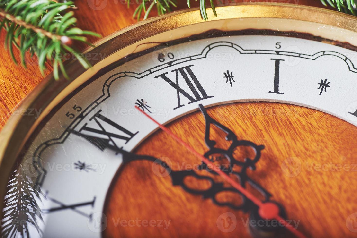 feliz año nuevo a la medianoche de 2018, viejo reloj de madera y ramas de abeto foto