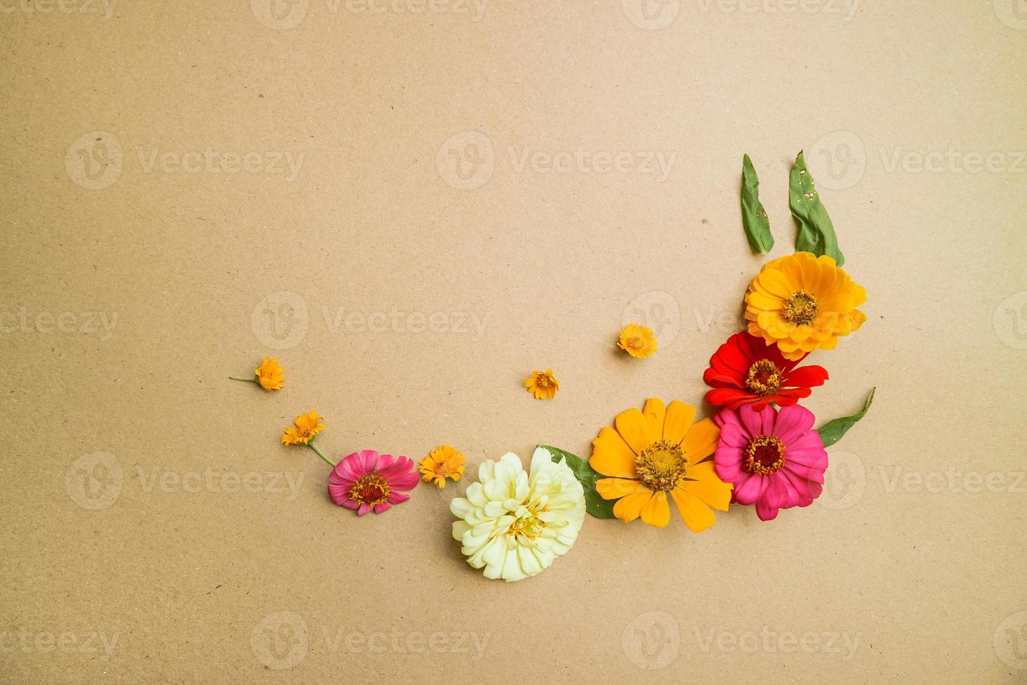 hermoso arreglo de flores planas sobre fondo marrón. ramo plano, vista superior, sobrecarga, espacio vacío para texto copiado. foto