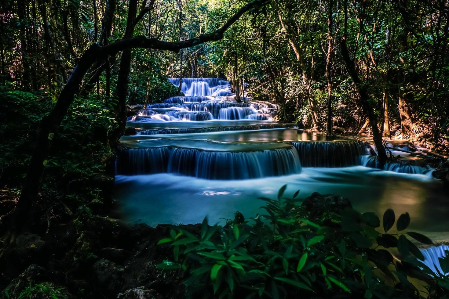 larga exposición exótica hermosa cascada tropical de la selva tropical profunda cascadas turquesas frescas en el bosque profundo de la cascada huay mae khamin en el parque nacional hermosas cascadas de paisajes. foto