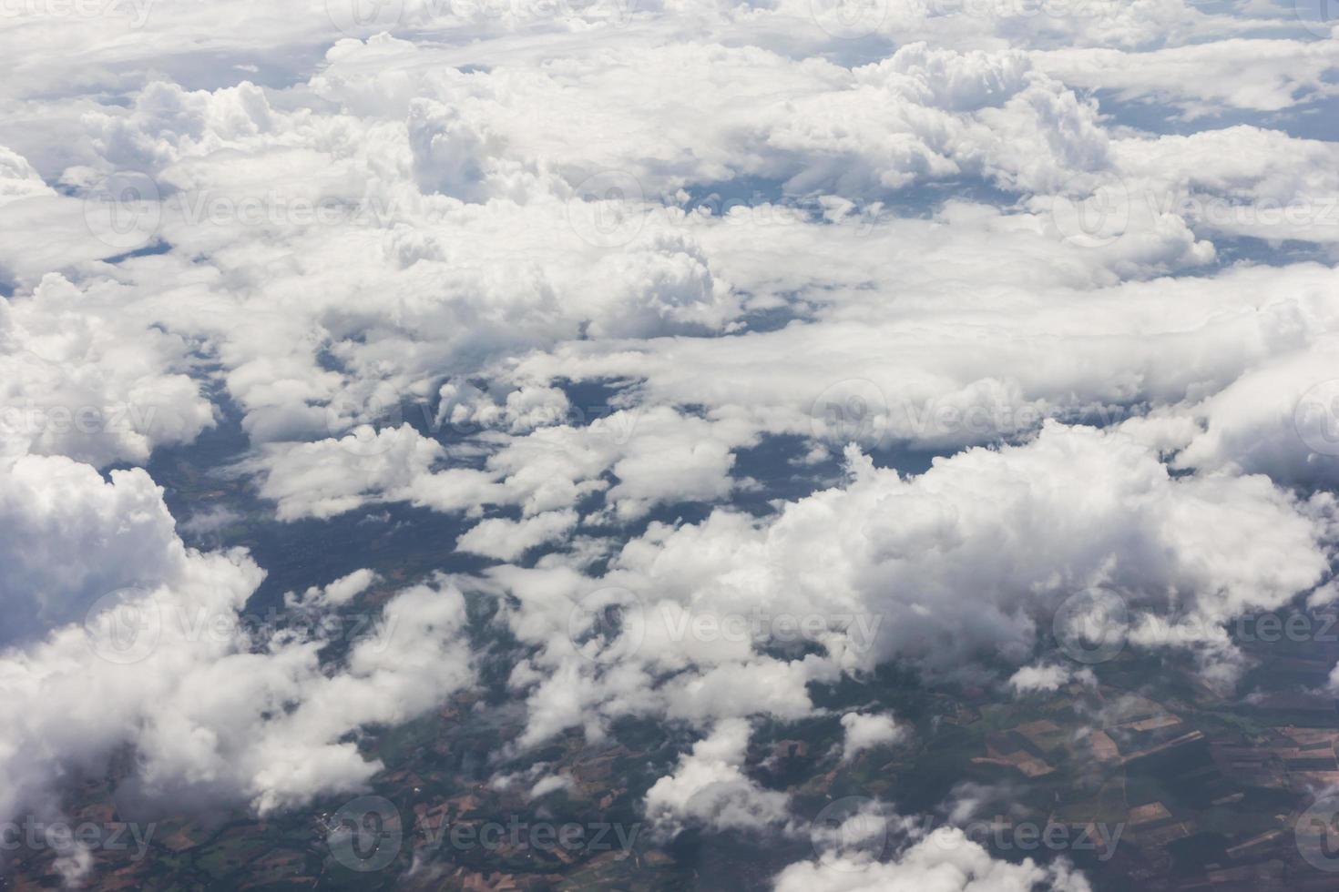 cielo azul con nubes en el avion foto