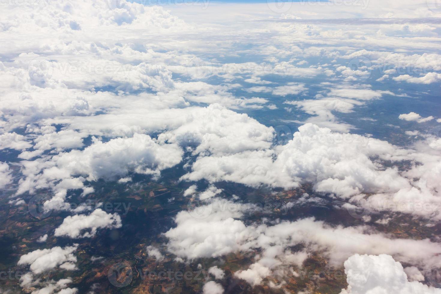 cielo azul con nubes en el avion foto