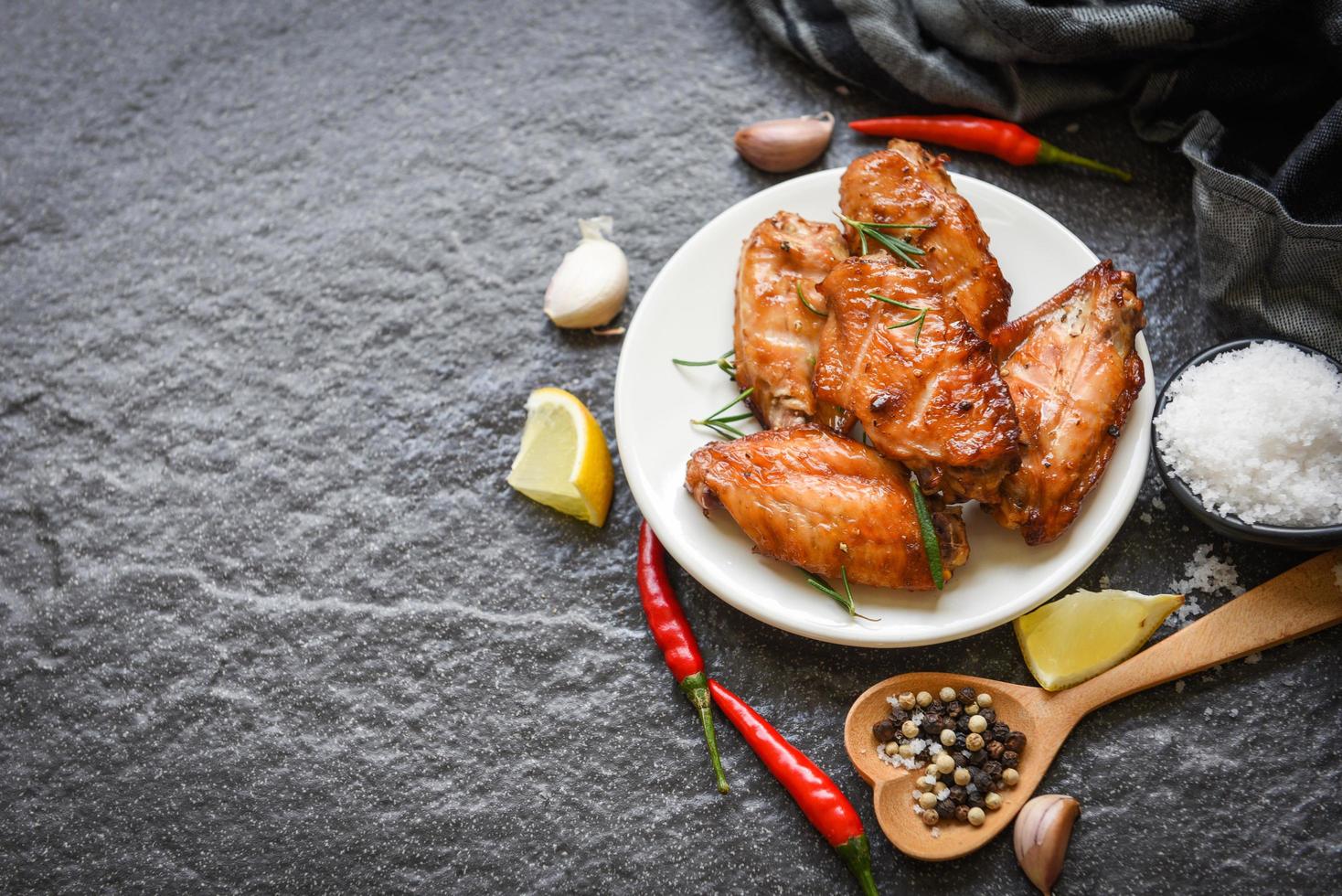alitas de pollo al horno con salsa de hierbas y especias cocinar comida asiática tailandesa pollo al romero a la parrilla. foto