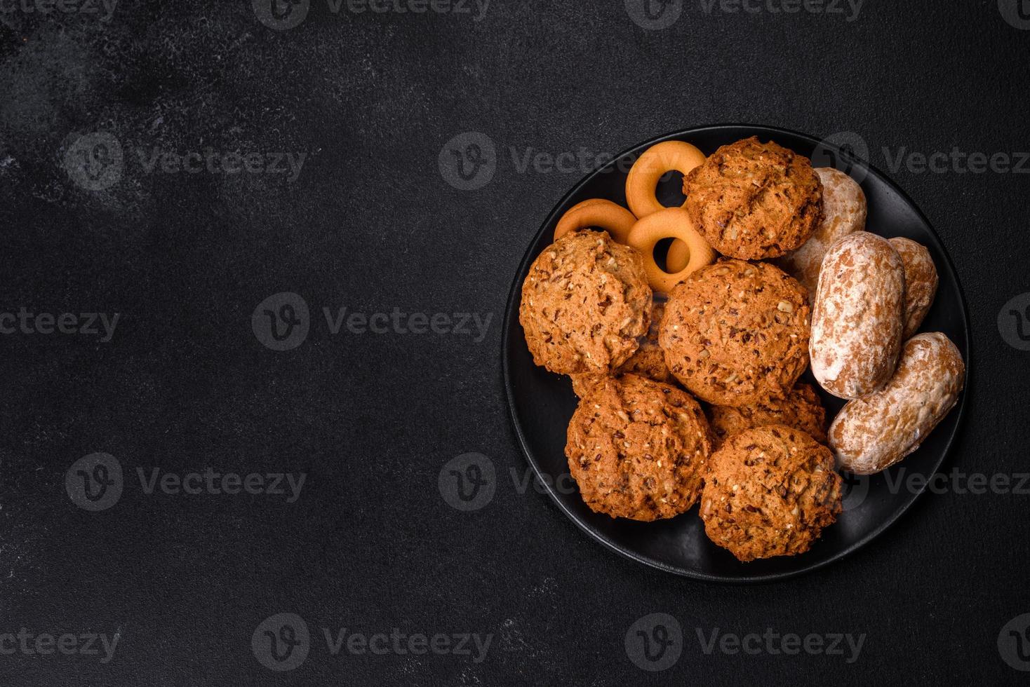 sabrosas galletas de avena frescas sobre un fondo de hormigón oscuro foto