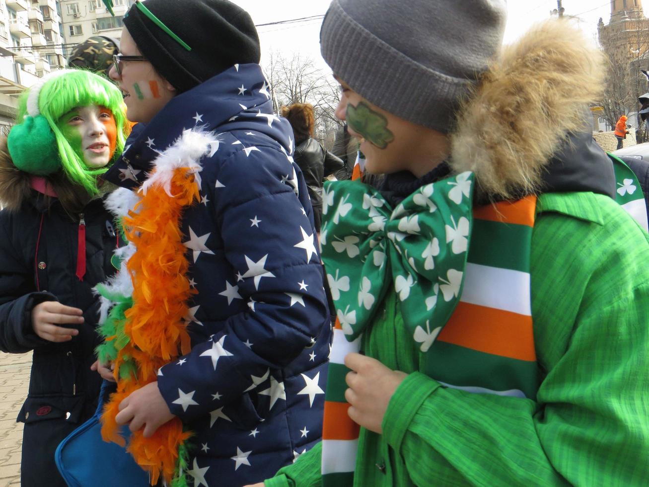 Moscú, Rusia. 18 de marzo de 2017. celebración del día de san patricio. los adolescentes se divierten. foto