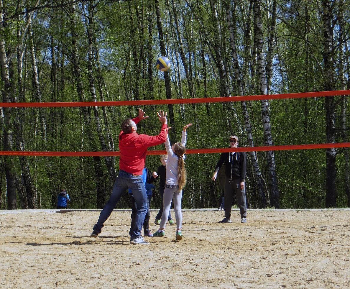 Moscú, Rusia. 14 de mayo de 2017. padres e hijos juegan voleibol foto