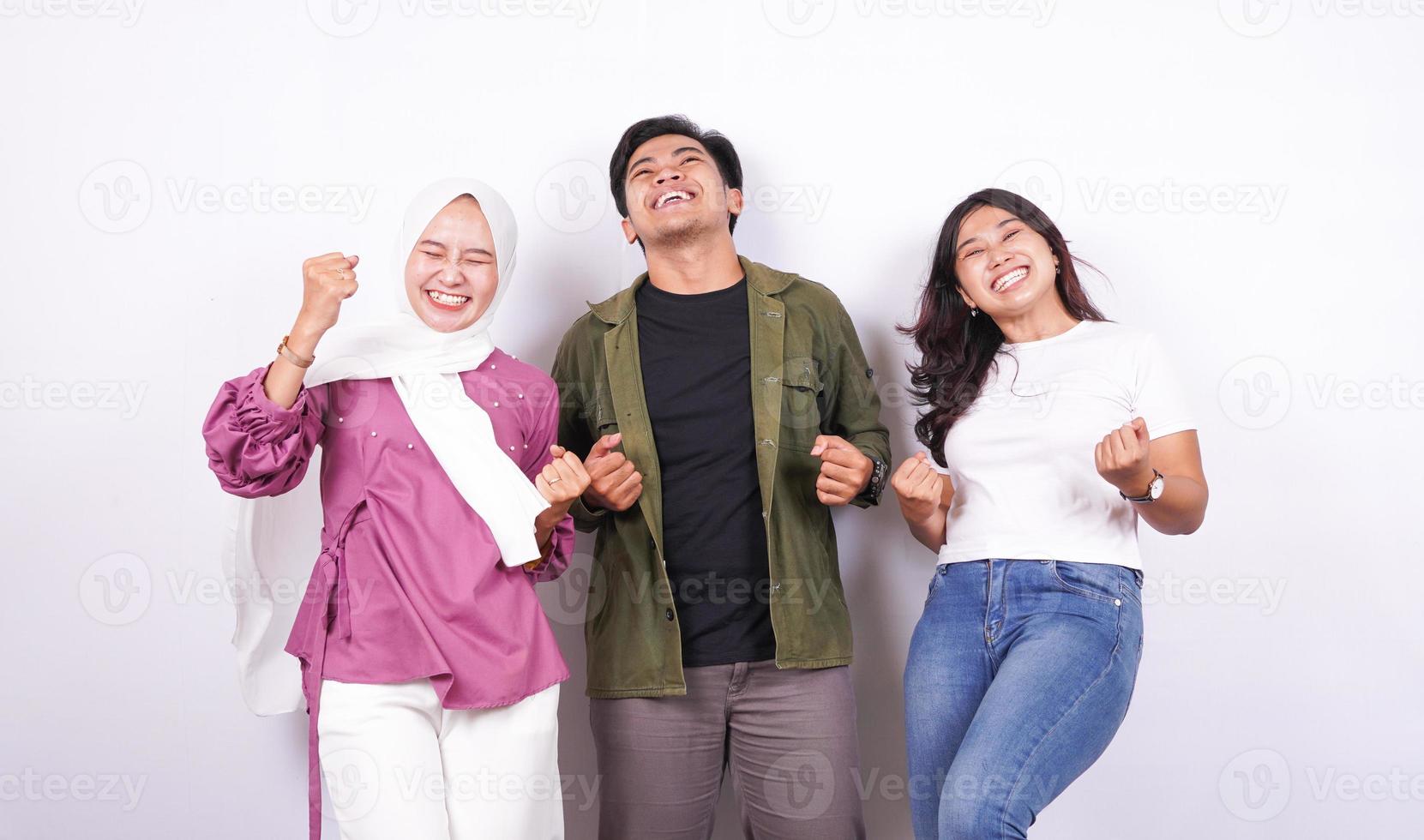 grupo de personas celebran el éxito aislado fondo blanco foto