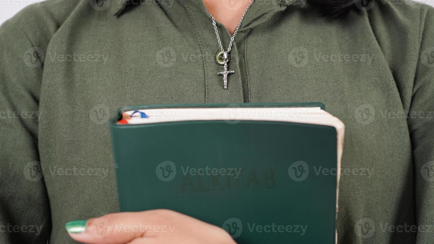 las mujeres cristianas sostienen las escrituras fondo blanco aislado foto