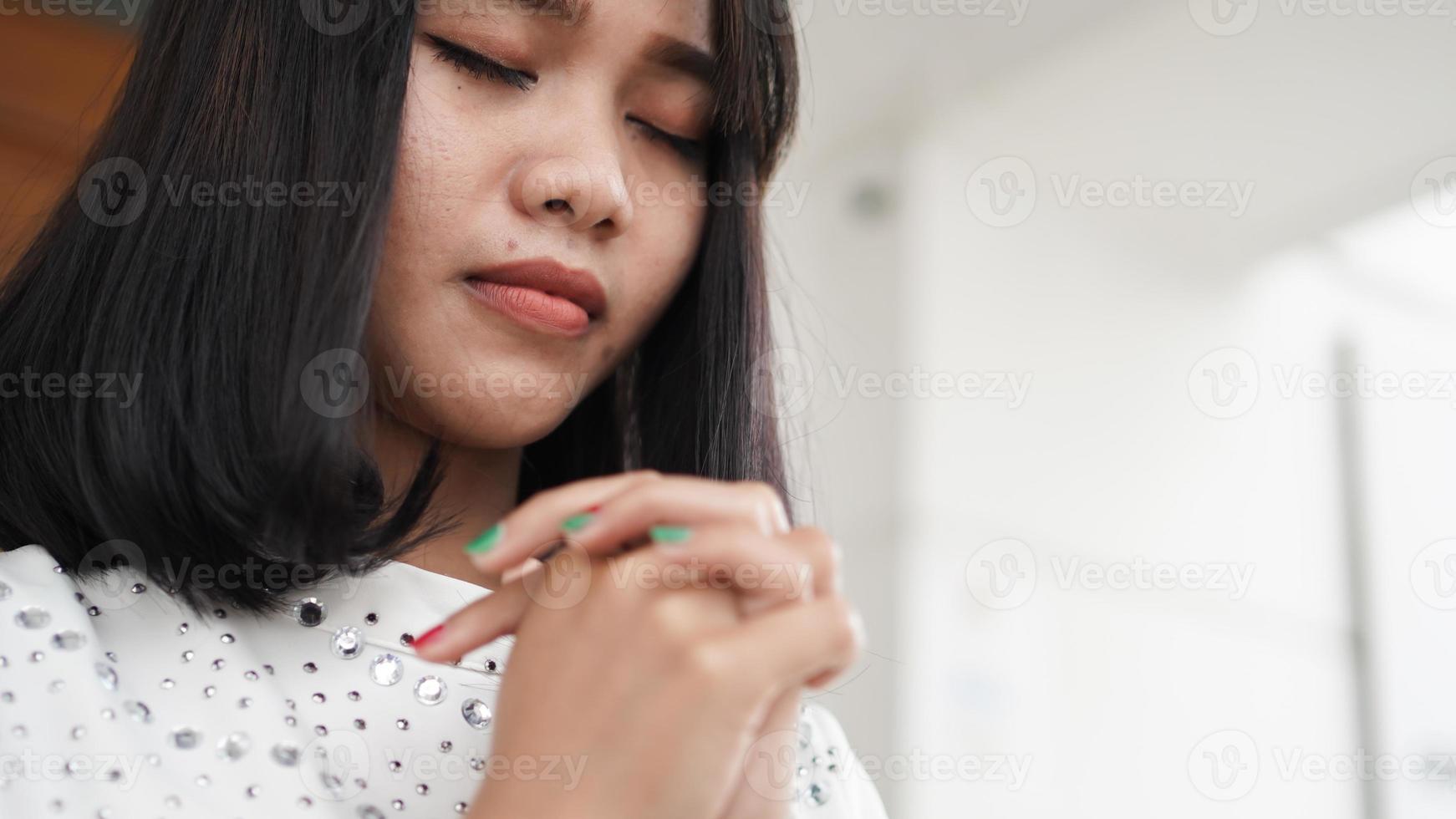 una mujer cristiana orando humildemente en la iglesia foto