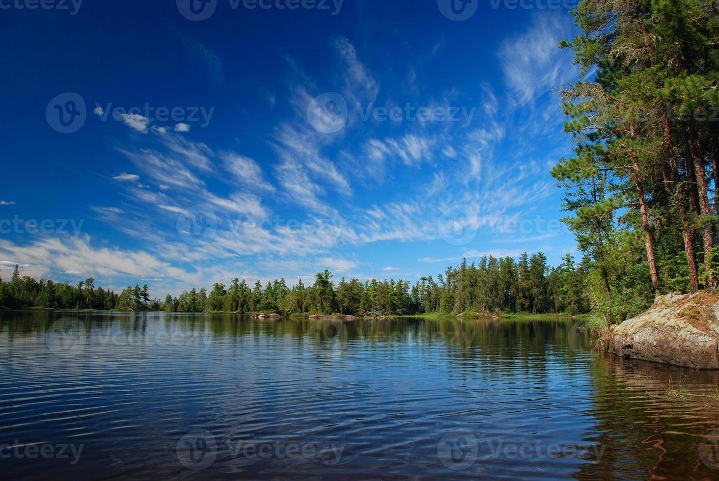 un lago desierto y cielos de verano foto