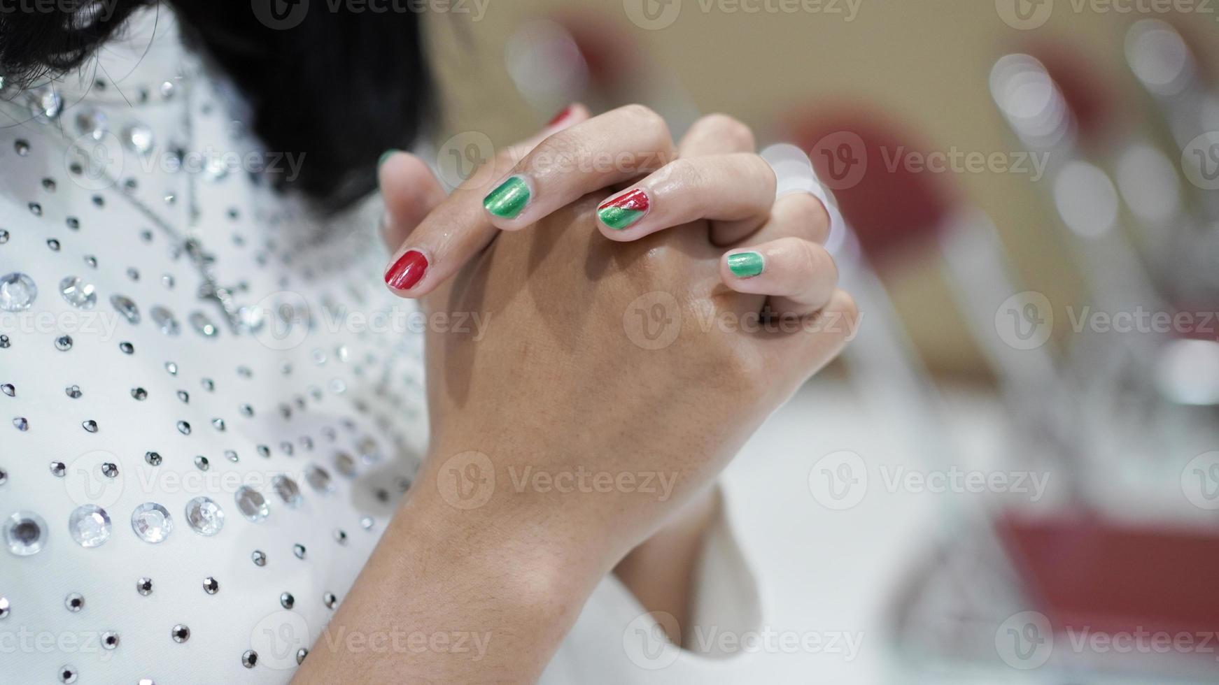 una mujer cristiana orando humildemente en la iglesia foto