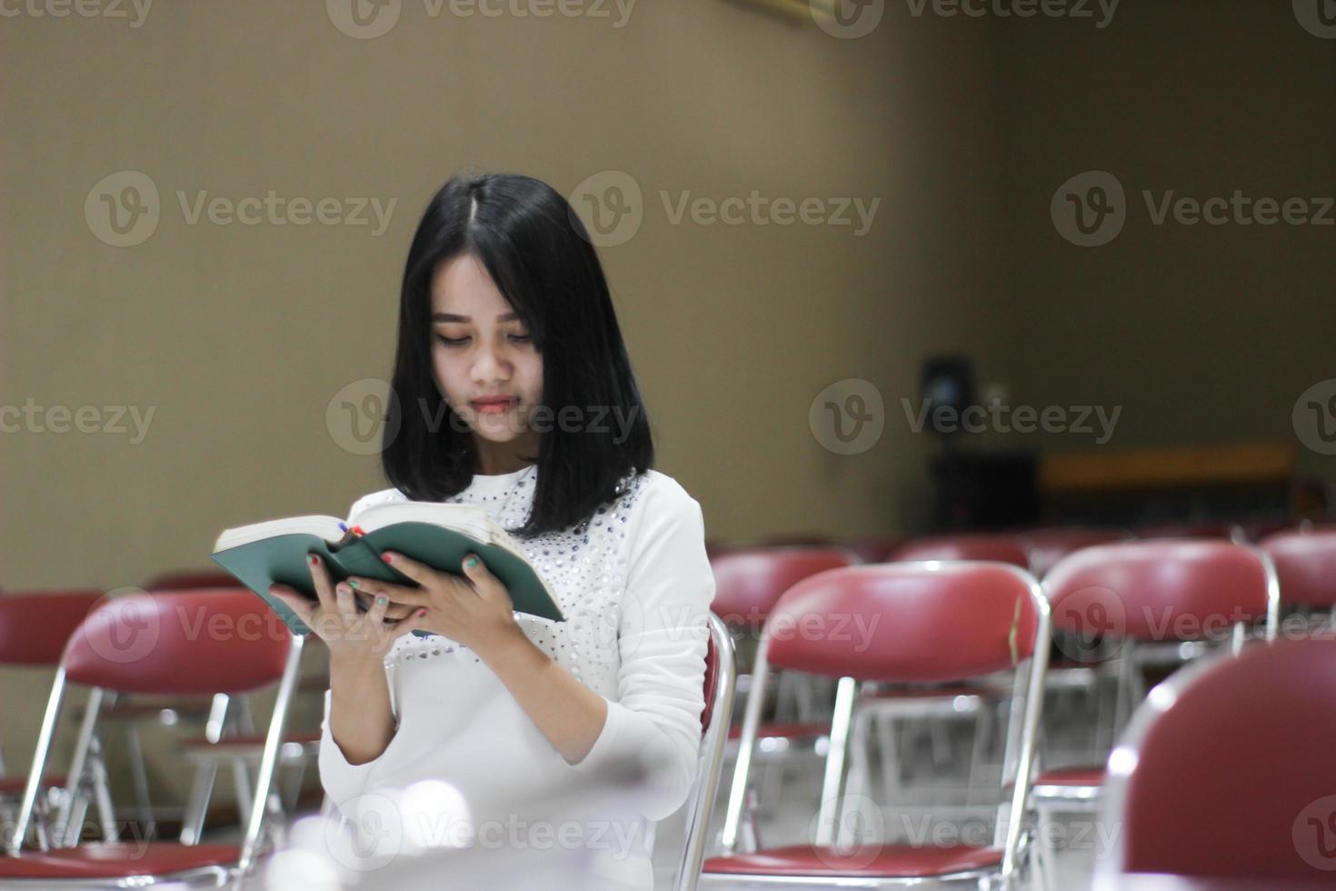 las mujeres cristianas rezan y sostienen las escrituras foto