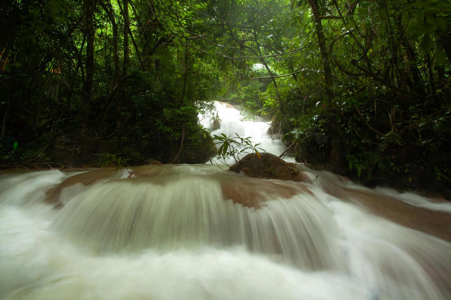 cascada de pha tad en el parque nacional en la provincia de kanchanaburi, tailandia foto