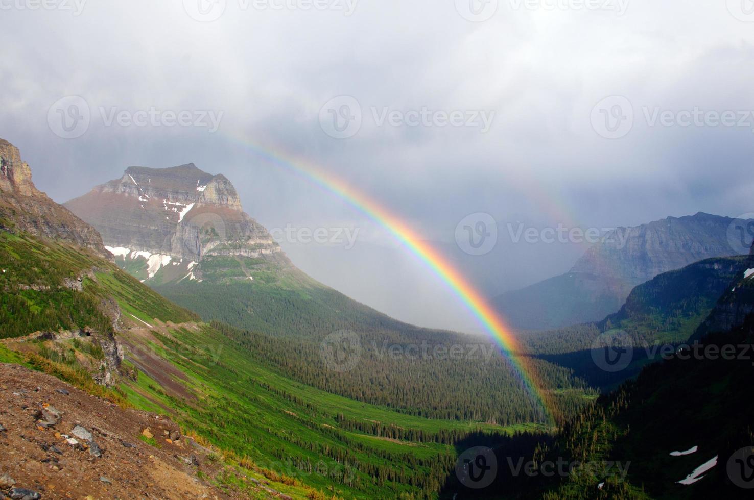 arco iris en las montañas foto