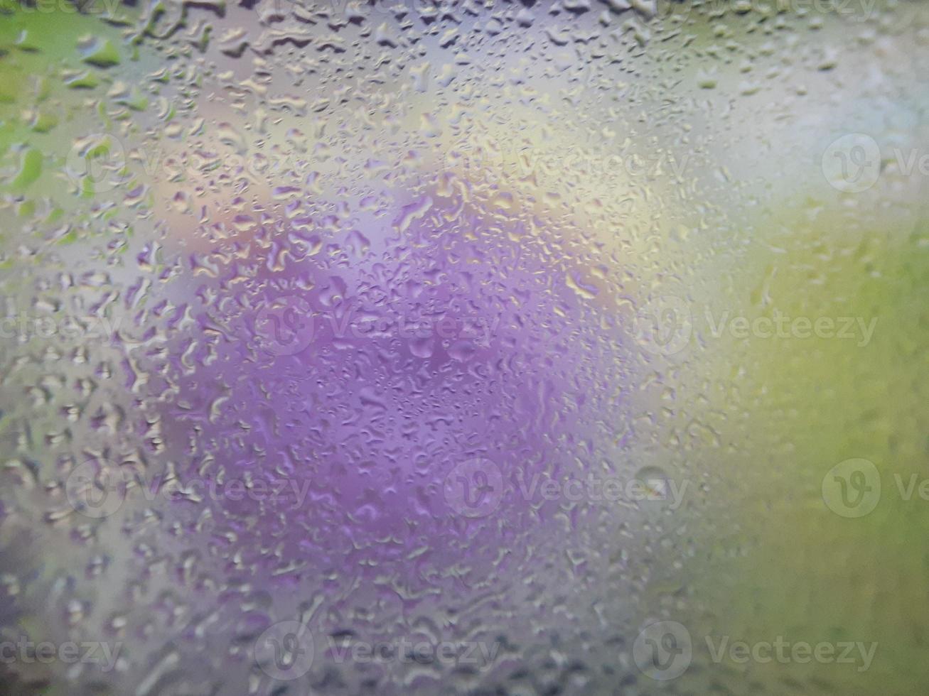 gotas de agua en la ventana con fondo borroso foto