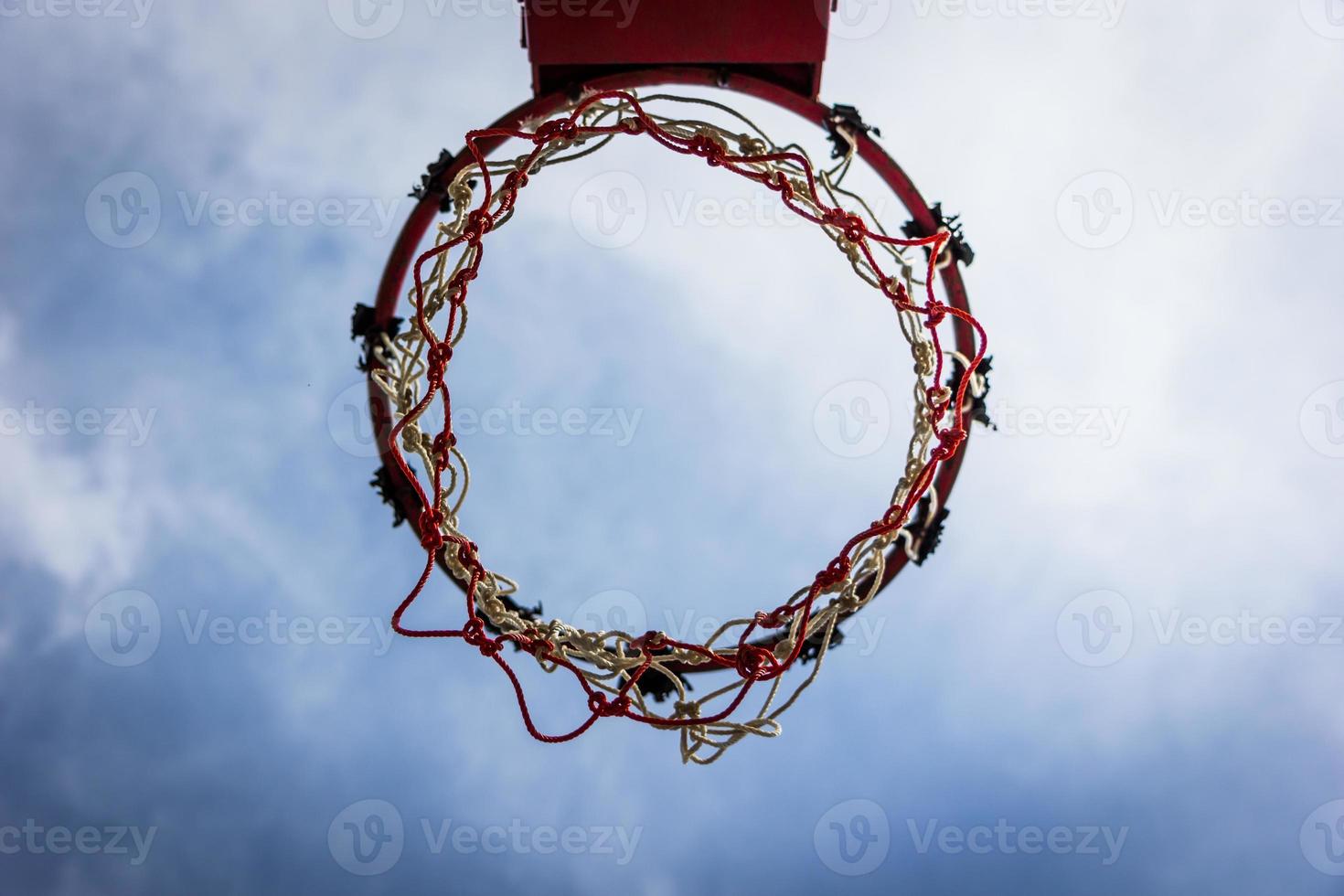 aro de baloncesto de madera con fondo de cielo azul foto