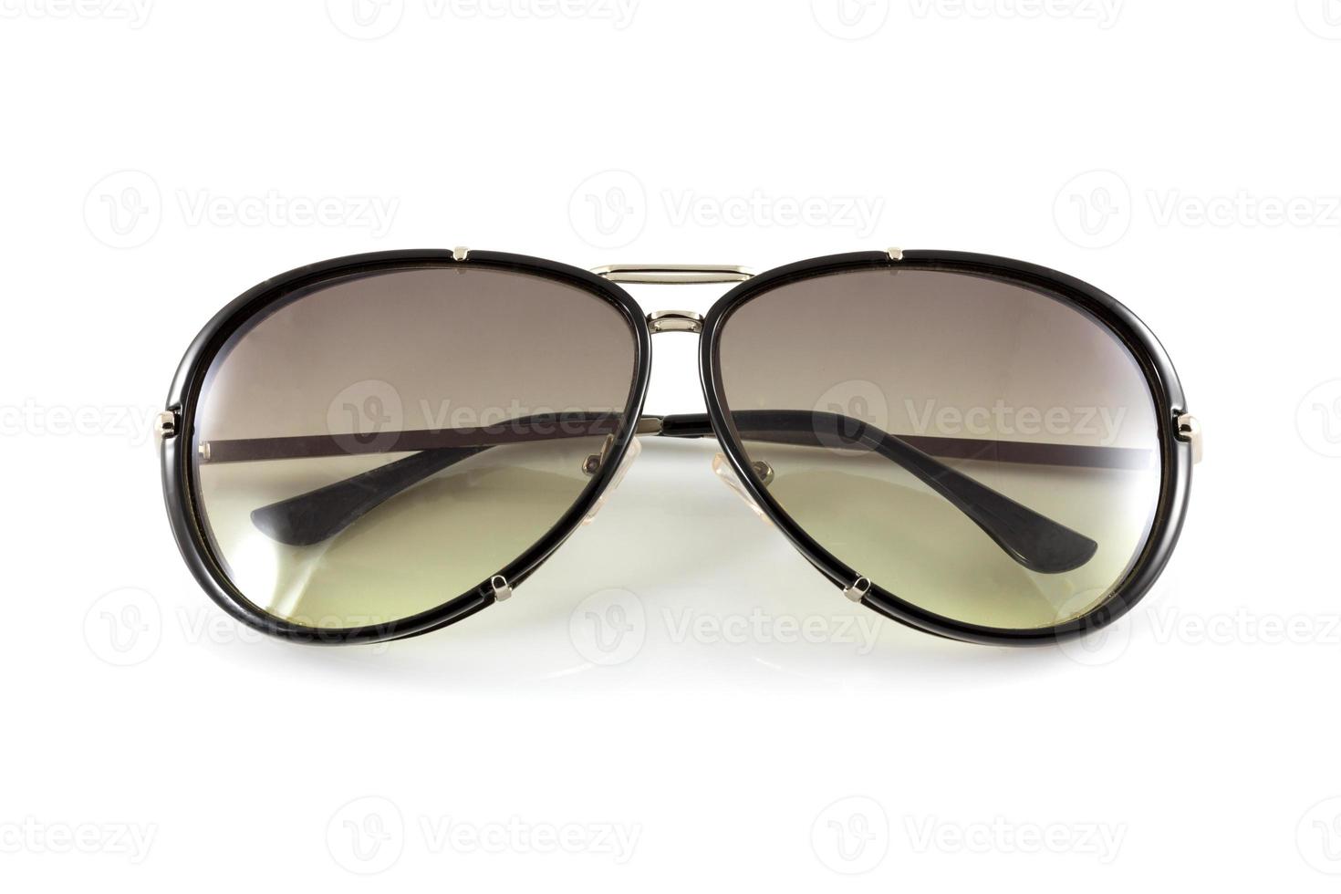 gafas de sol negras de cerca. aislado sobre fondo blanco foto