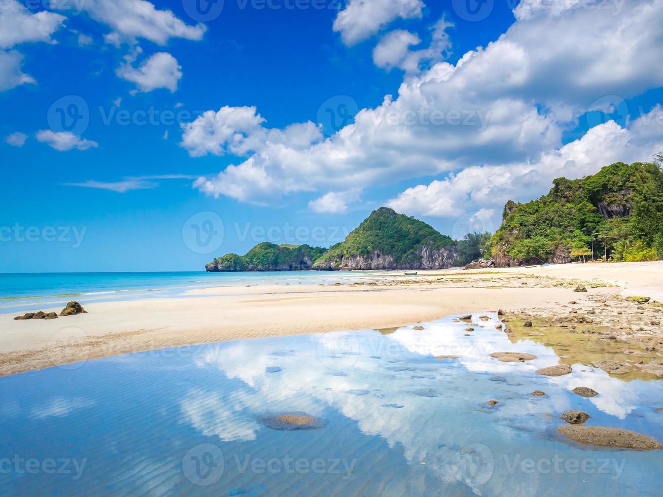 hermosa vista al mar, cielo azul, playa. foto