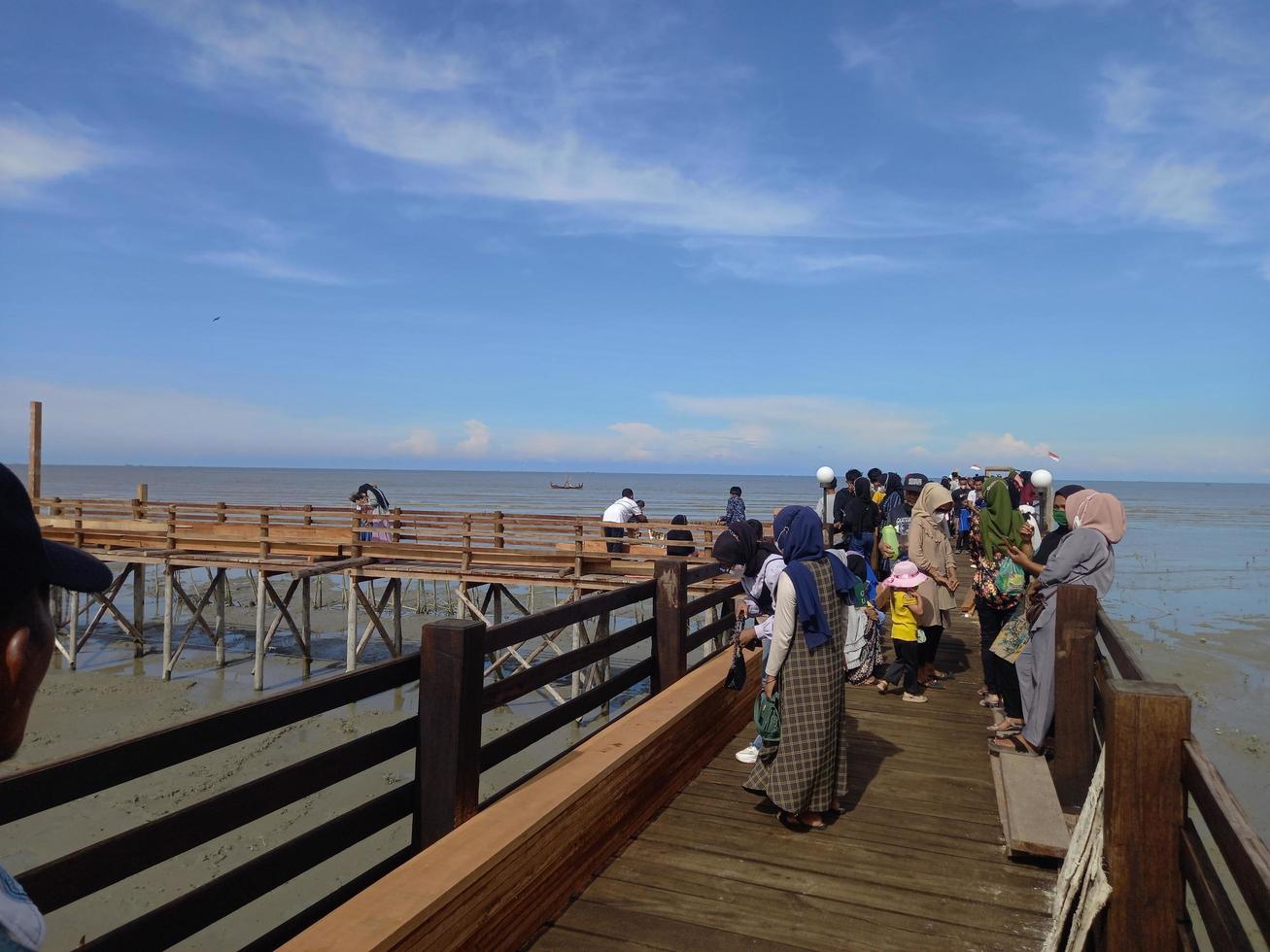 medan, indonesia, 02 de noviembre de 2021 puente de madera junto a la playa foto