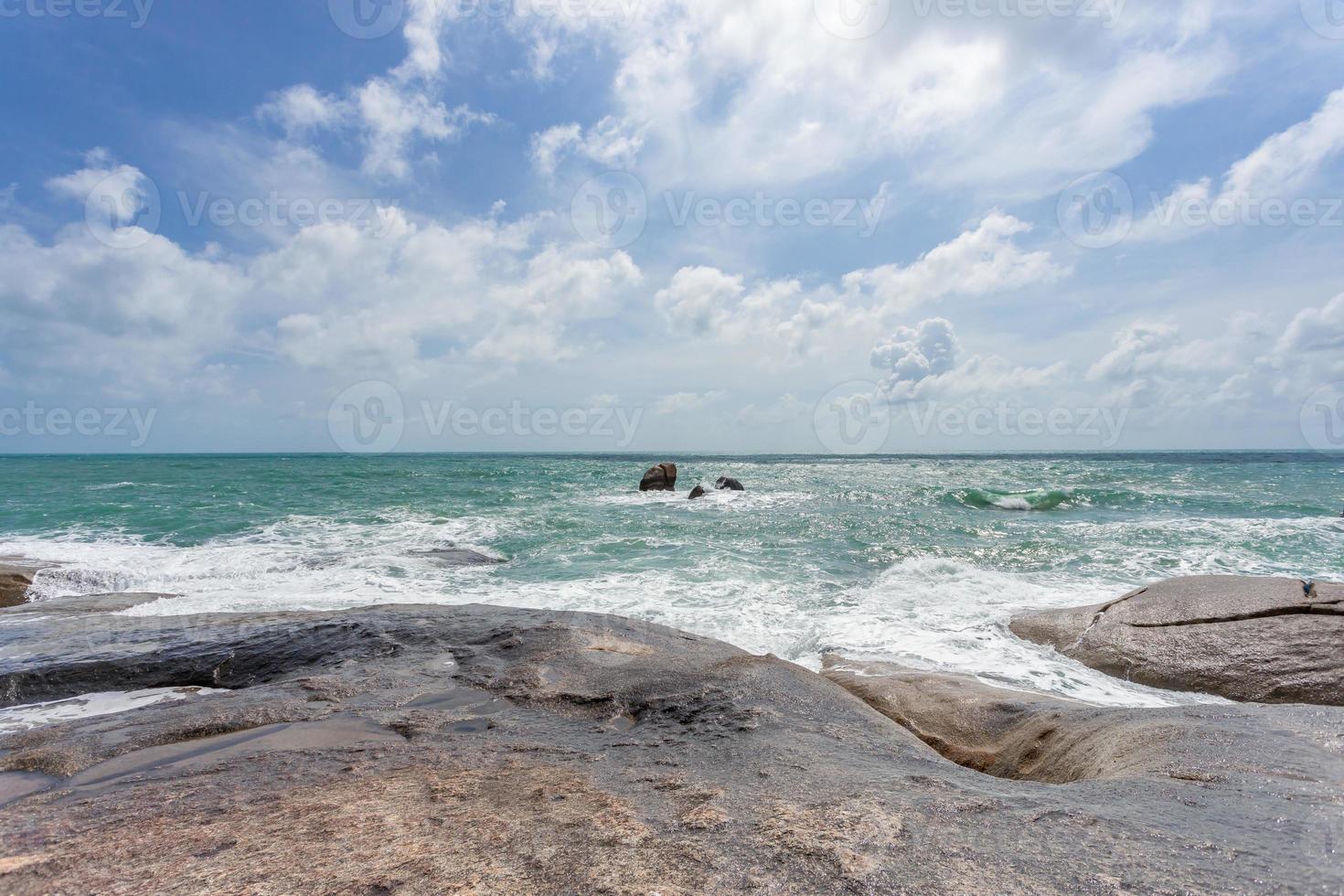 vista al mar en hin ta hin yai abuelo y abuela rock en la isla de koh samui, invisible y sorprendente tailandia. foto