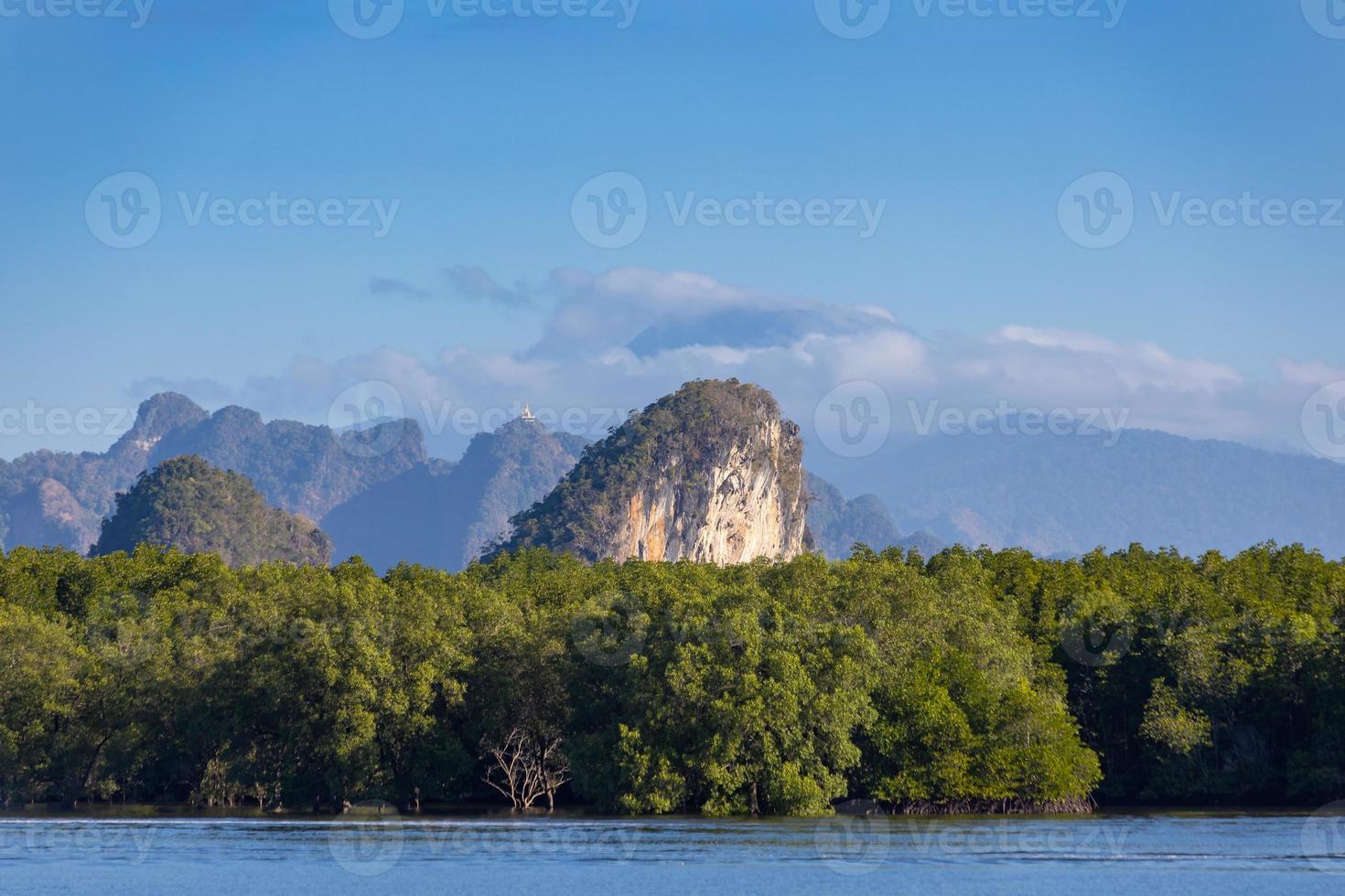 hermosa vista natural de la montaña khao khanab nam en el río krabi, krabi, tailandia. foto