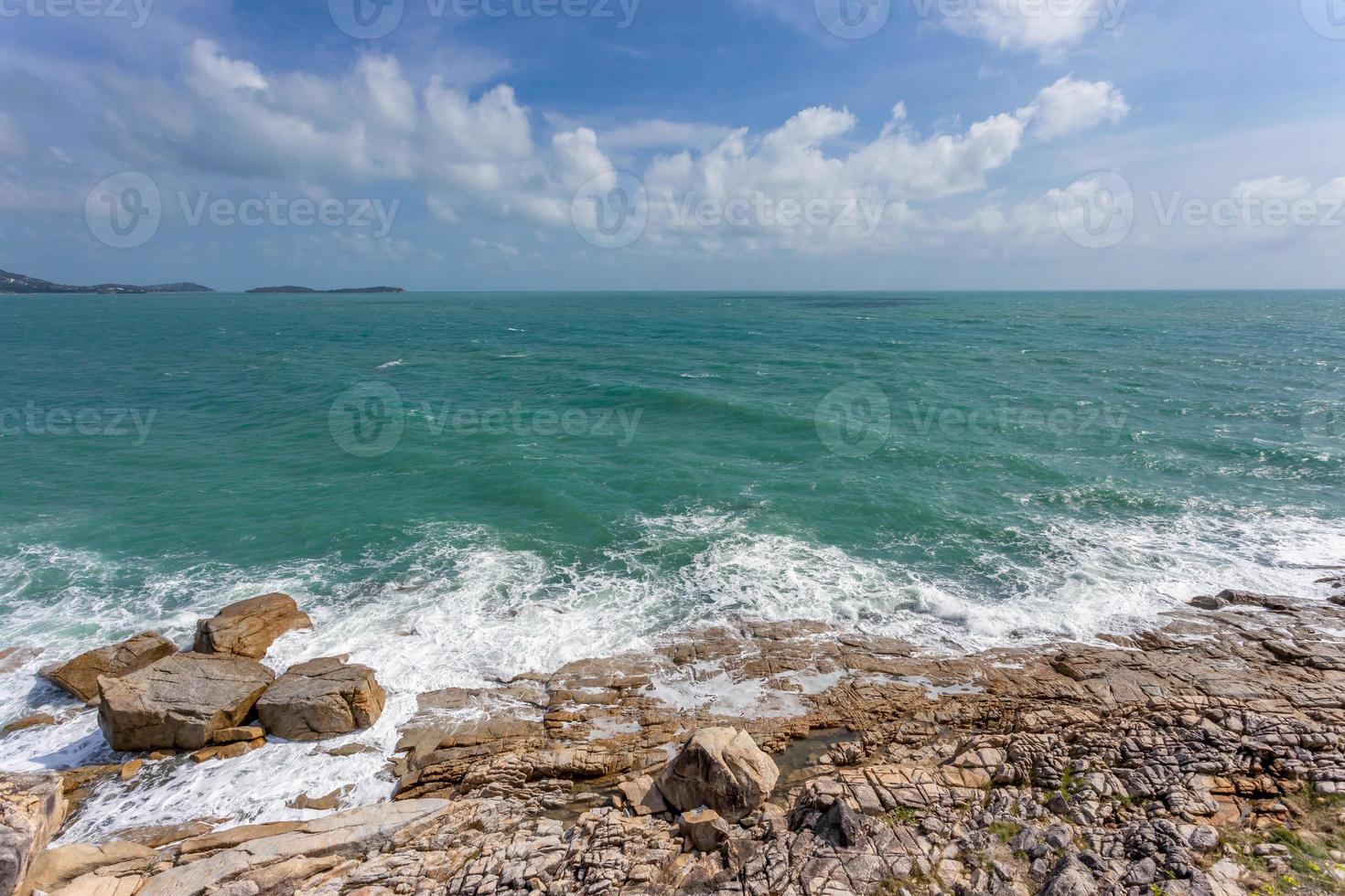 vista al mar y piedra de roca en la isla de koh samui, tailandia invisible e increíble. foto