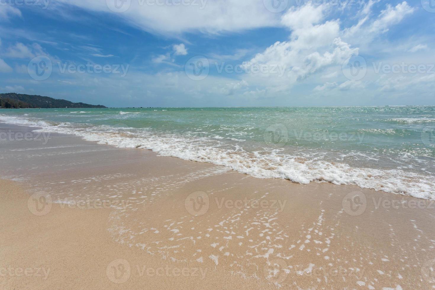 vista al mar desde la playa tropical con cielo soleado. playa paraíso de verano de la isla de koh samui. costa tropical. mar tropical en tailandia. playa exótica de verano con nubes en el horizonte. foto