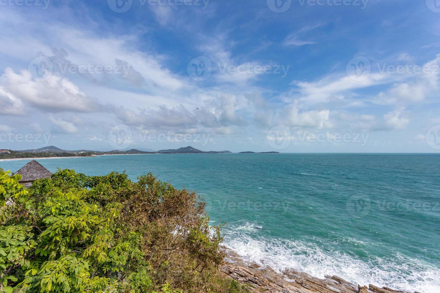 vista al mar y piedra de roca en la isla de koh samui, tailandia invisible e increíble. foto