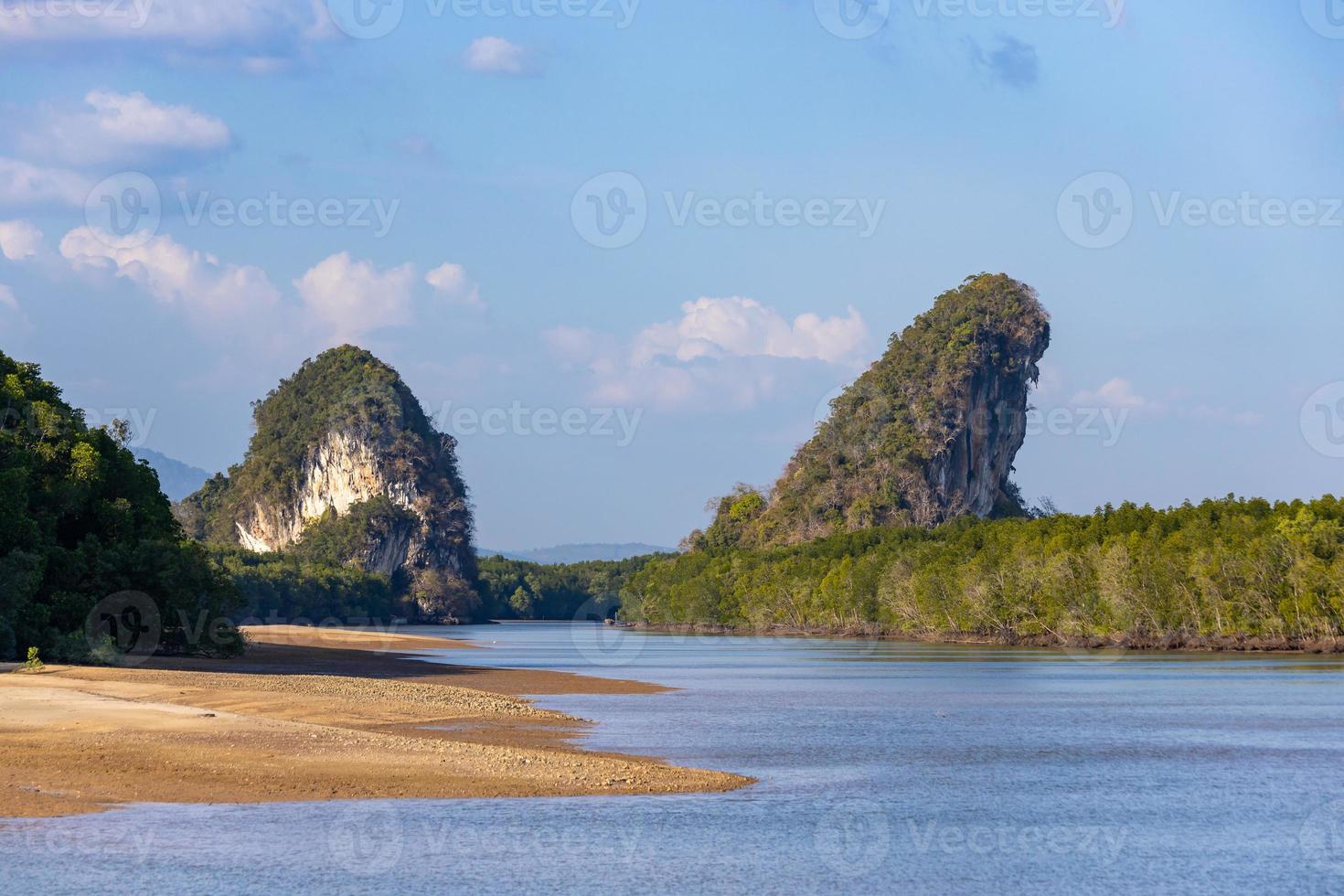 hermosa vista natural de la montaña khao khanab nam en el río krabi, krabi, tailandia. foto