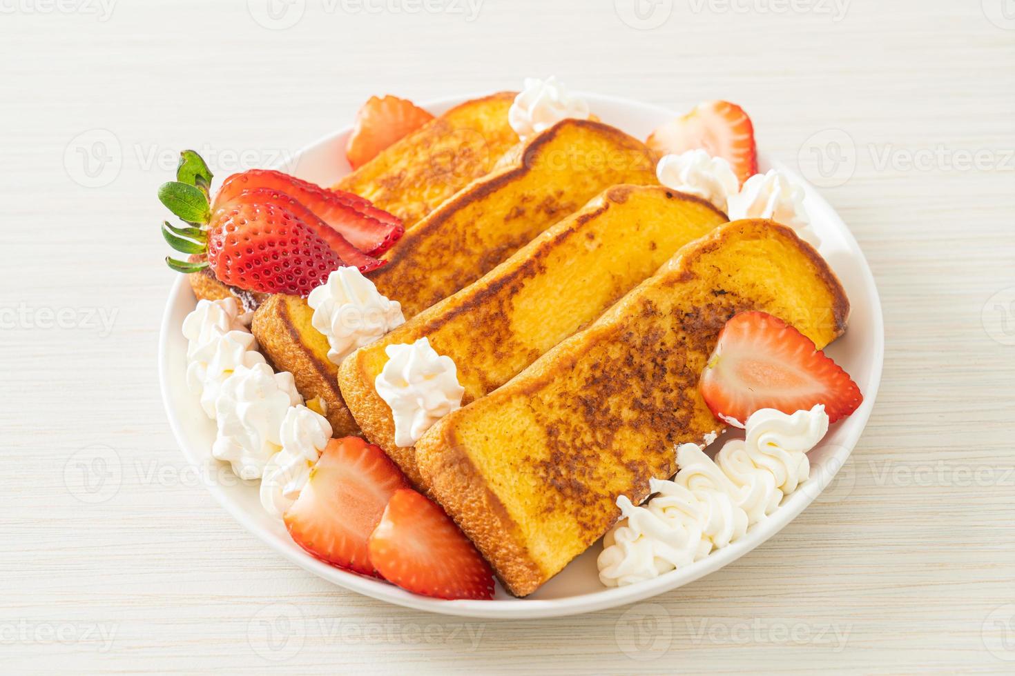 tostada francesa con fresas frescas y nata montada foto