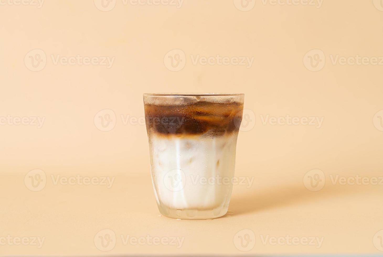 café helado con capa de leche en vaso foto