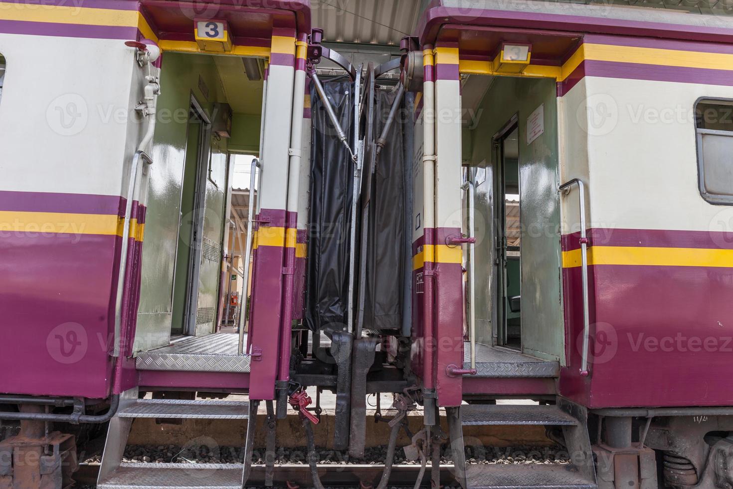 un vagón de tren en la estación de tren foto