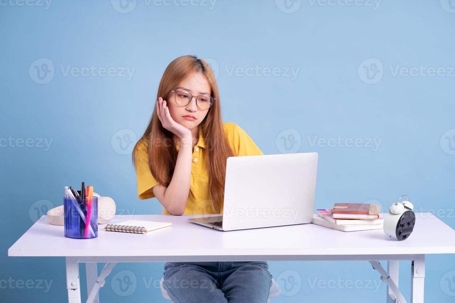 joven estudiante asiático estudiando concepto foto