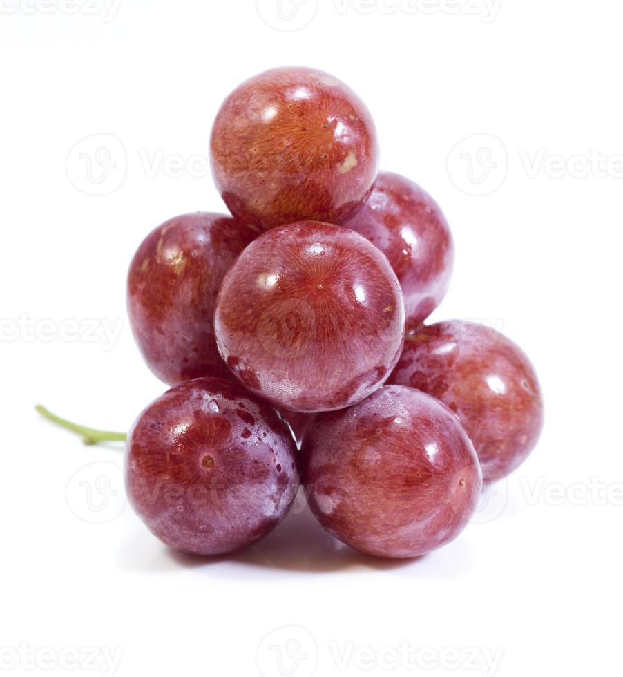 uvas rojas, aisladas sobre fondo blanco. foto