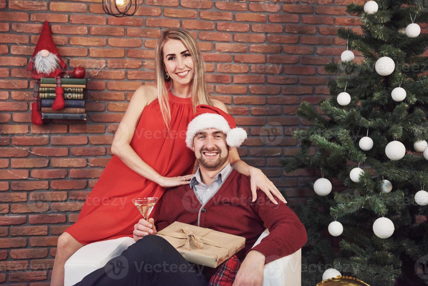 pareja joven encuentro navidad abrazando a casa. Año nuevo. estado de ánimo festivo de un hombre y una mujer foto