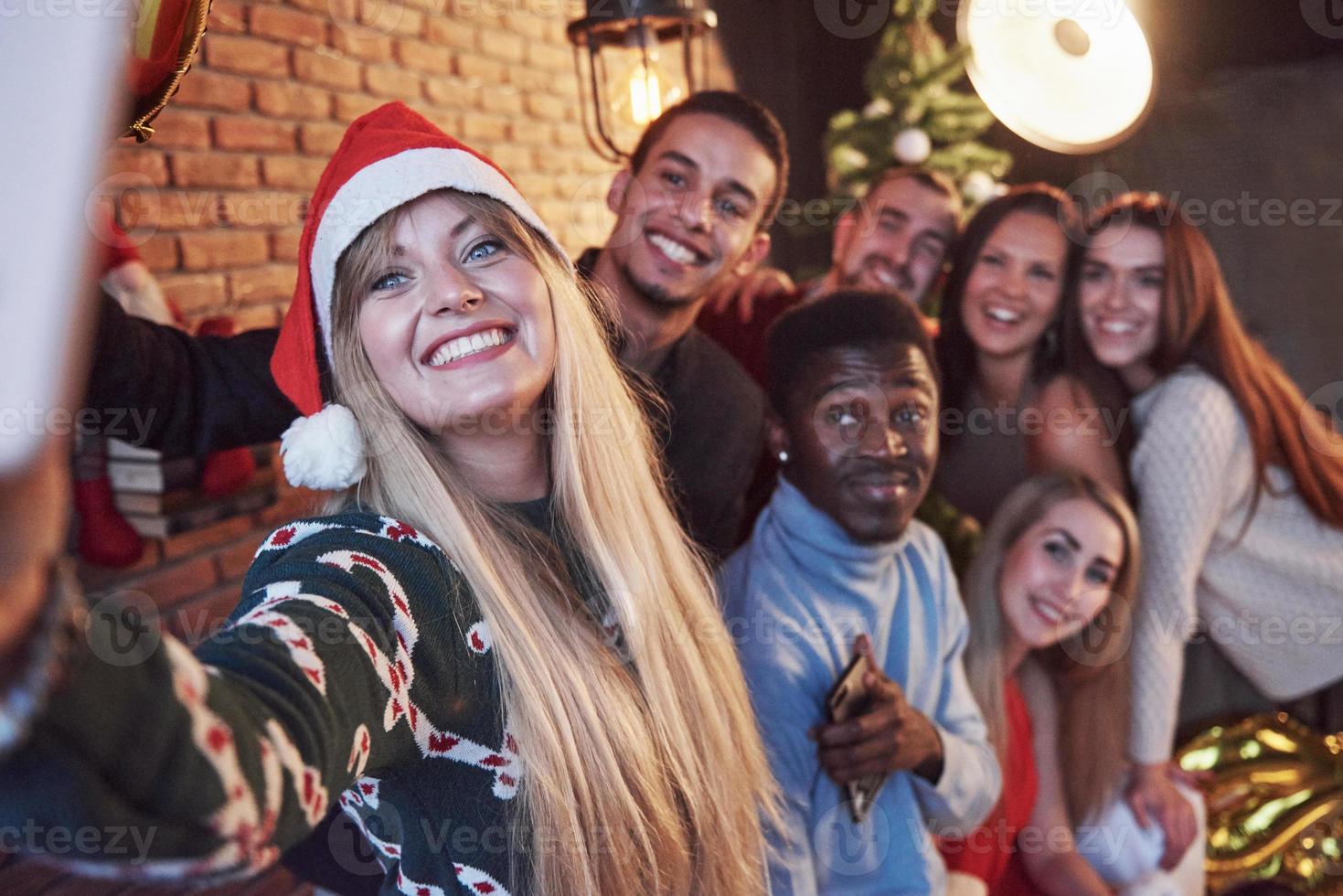 grupo de amigos celebrando el año nuevo en el interior foto