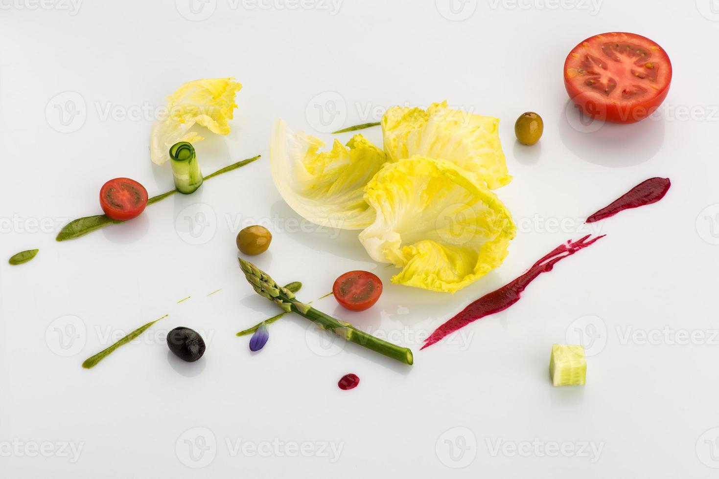 comida decorativamente decorada en blanco foto