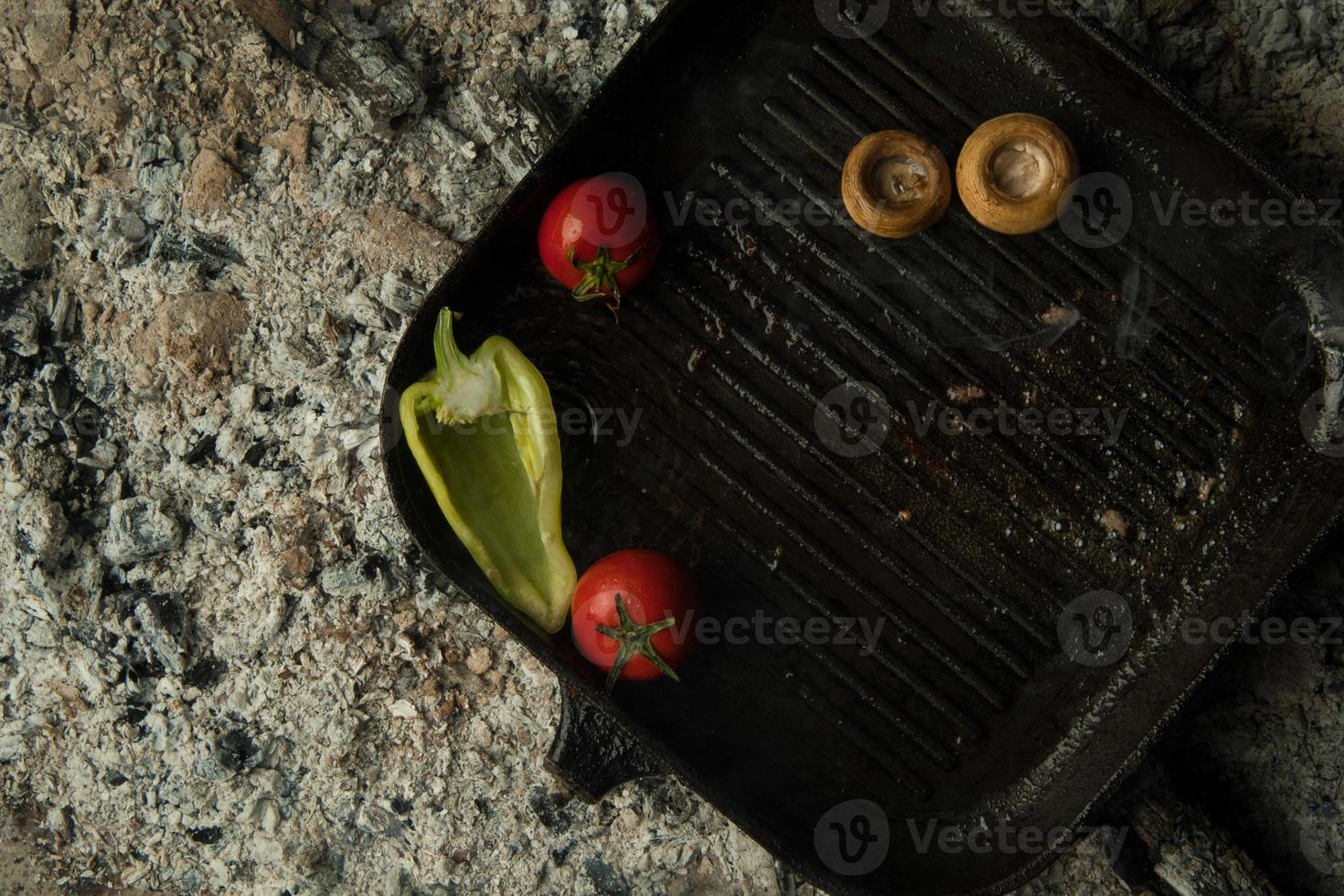 un plato sobre brasas frías foto