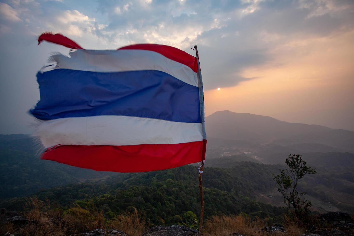 bandera tailandesa en el mirador de pha khao noi, chiang mai, tailandia foto