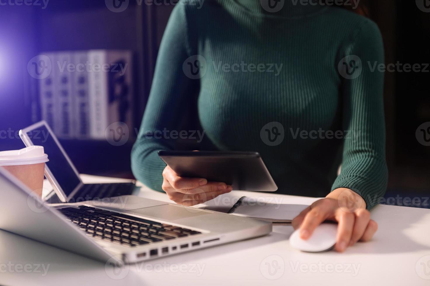 mujeres contando monedas en la calculadora sacando de la alcancía. mano que sostiene la pluma trabajando en la calculadora para calcular en el escritorio sobre el costo en la oficina en casa. foto