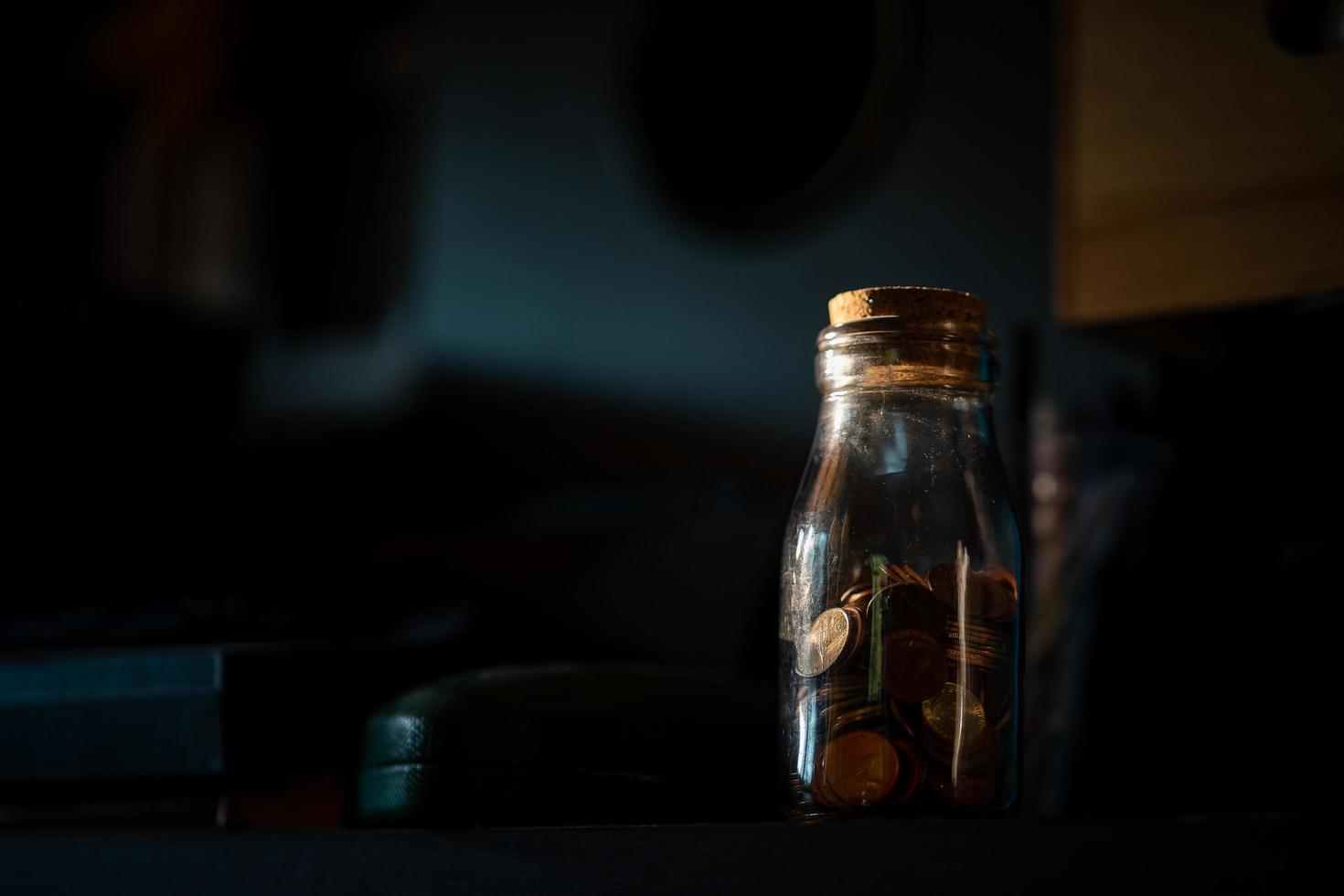 concepto de guardar monedas en tarro de cristal, foto