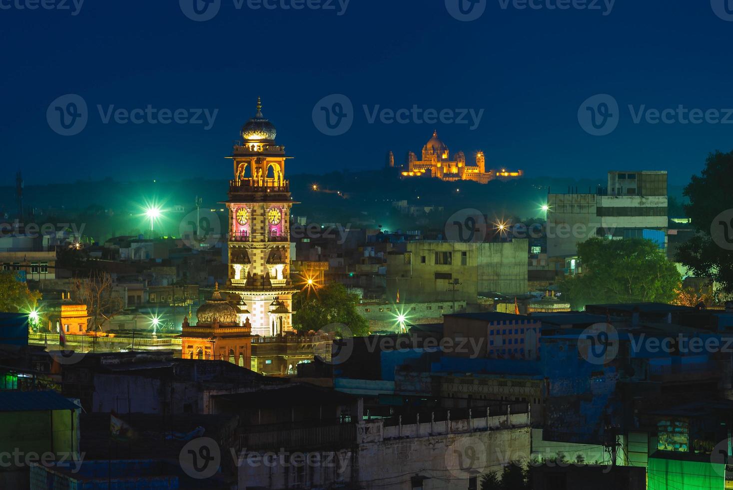 torre del reloj de ghanta ghar en jodhpur, rajasthan, india por la noche foto
