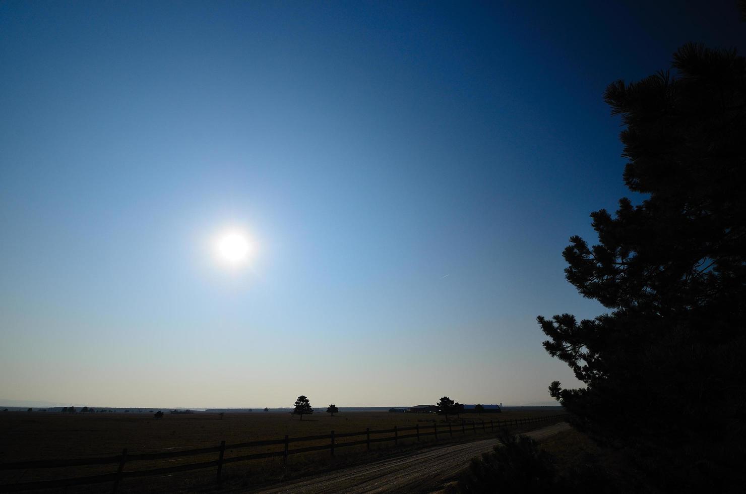 paisaje con valla y sol foto